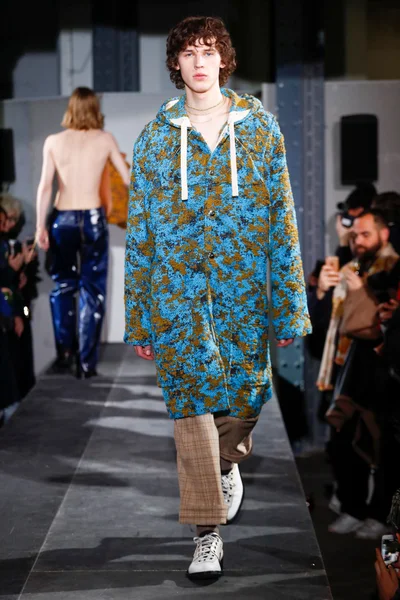 Look 16